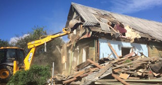 Промышленный демонтаж пристроек к дому в Великих Луках | Цены от 572 руб. за м2