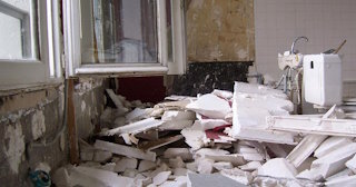 Демонтаж хрущевки в Великих Луках - удаление старых полов и стен по выгодной цене от 1768 рублей.